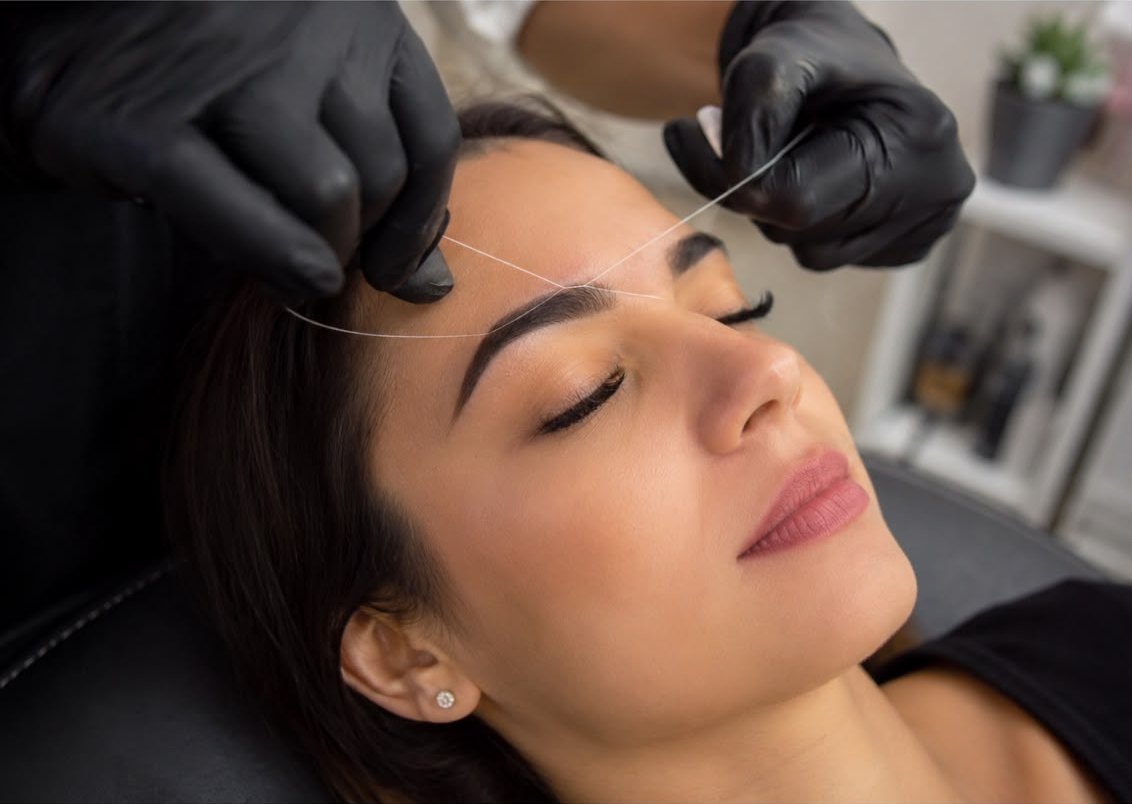 Diseño de cejas con hilo