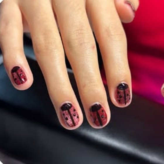 Gel semipermanente con diseño de catarina