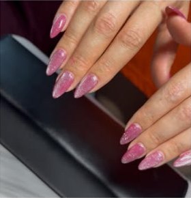 Uñas almendra rosa glitter