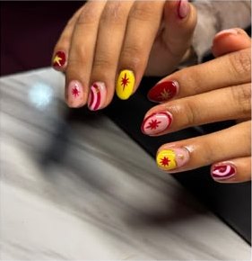 Uñas con estrellas y espirales
