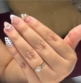 Uñas con moño y puntos
