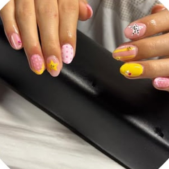 Uñas softgel con diseños amarillos y rosas